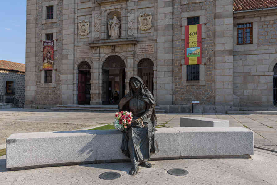 Ávila 064 - convento de Santa Teresa - escultura de Santa Teresa.jpg